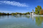 Auf dem zentralen Teich (El Estanque Grande) im Retiro-Park (Parque del Retiro) von Madrid sind Ruderbootfahrten mglich.