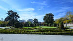 Eine gepflegte Gartenanlage, so gesehen Anfang November 2022 im Retiro-Park von Madrid.