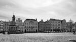 Die teilweise aus alte Schwedenhusern bestehende Huserfront am Marktplatz von Wismar.