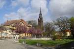 Der Wettinplatz in Coswig (bei Dresden) mit der Peter-Pauls-Kirche.