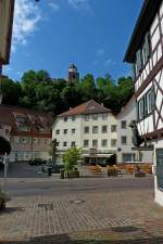 Haigerloch, Blick zum Marktplatz mit dem Nepomuk-Brunnen und dem Rmerturm in der Oberstadt, Juli 2011