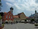 Immenstadt, Blick ber den Marienplatz mit dem Rathaus, ganz rechts, Aug.2012