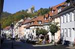 Waldkirch, Blick ber den Marktplatz, im Hintergrund die Kastelburgruine, Okt.2018