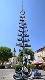 Blick vom Maibaum ber den Stadtplatz auf die Pfarrkirche St.