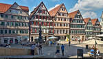 Auch den Marktplatz von Tübingen prägen viele Fachwerkhäuser.