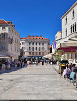 Split (HR):  Ansicht vom Volksplatz (Narodni trg), an dessen Ende sich ein Apartmenthaus (Nakic Palace) befindet.