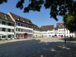 Basel, Blick ber den Mnsterplatz mit den historischen Domherrenhusern, Mai 2015