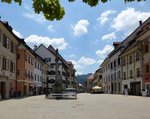 Skoja Loka, Blick ber den Stadtplatz im Zentrum der Altstadt mit der Mariensule, Juni 2016