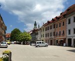 Skofja Loka, der Stadtplatz, das Zentrum der Altstadt, Juni 2016