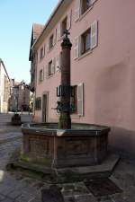 Zabern (Saverne), Brunnen auf dem Kirchplatz, Okt.2012