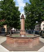 Schlettstadt (Selestat), historischer Brunnen nahe dem Uhrturm, Juni 2014
