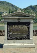 Gedenkstein (Textinschrift siehe Foto), errichtet im November 1853 gegenber Kaub am Rhein - 17.09.2014