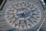 Die aus Mosaiksteinen zusammengesetzte Windrose (Rosa dos Ventos) hat einen Durchmesser von 50 Metern und zeigt im Zentrum des Mosaiks eine Weltkarte mit den Routen der portugiesischen Entdecker im