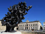  Die Flamme, die niemals sterben wird  ist ein 2017 aufgestelltes Kunstwerk in Valletta, dahinter der in den 1740er-Jahren im barocken Stil erbaute jetzige Amtssitz des Premierministers von Malta.
