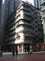 Hong Kong : Welch Tristesse! Noch ein Klassiker, auf dessen heruntergekommene Fassade nur noch ein paar Sonnenstrahlen fallen können, die das Haus zwischen den neuen hohen Gebäuden noch trostloser
