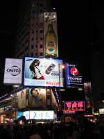 Hong Kong bei Nacht : Die Tsing Tao Bier Reklame an der Ecke Queensway und Great George Street.