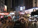 Hong Kong bei Nacht : Geschftiges Treiben im Queesnway in der Nhe der Causeway Bay.