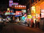 Hong Kong : Selbst in den 'Seitenstrassen' tobt das bunte Licht der Leuchtreklamen und die hell erleuchteten Geschfte werfen ihr Licht auf den Gehsteig in der Nhe des Times Square Center.
