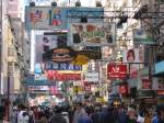 Hong Kong : Welch ein farbenprchtig-buntes Szenario bilden die Reklameschilder ber der Strasse.