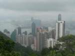 Bei diesigem Wetter blickte ich vom Victoria Peak auf Hong Kong Island (vorne) und Kowloon (hinten).
