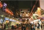 Vorweihnachtszeit Dezember 2002: festliche Weihnachtsbeleuchtung in Hongkongs Strassen, hier in Kowloon in einer Fugngerzone