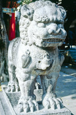 Löwe vor dem Wong Tai Sin Tempel in Hong Kong.