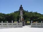 Der Tian Tan Buddha auf der Insel Lantau am 03.07.2003.