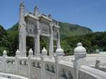 Eingangstor zum Bezirk des Tempels Po Lin auf Lantau am 03.07.2003