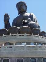 Segnend hebt die Buddhafigur die Hand.