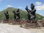 Buddhistische Statuen preisen den Tian Tan Buddha auf Lantau am 03.07.2003
