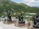 Das Po Lin Kloster auf der Insel Lantau am 03.07.2003, im Vordergrund den Tian Tan Buddha preisende buddhistische Statuen.