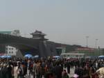 Der Bahnhofsvorplatz und die Stadtmauer in Xi'an.