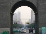 Durch die Stadtmauer, die die Innenstadt von Xi'an umgibt, fhren riesige Verkehrsstraen.
