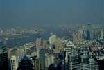 Blick vom Hotel  Grand Hyatt  im Stadtteil Pudong von Shanghai auf die Stadt und den Huangpu Flu im November 2002
