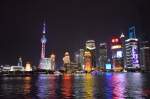 Skyline von Pudong in Shanghai am Fluss Huangpu Jiang bei Nacht um 22:00 am 28.10.2014 beobachtet.