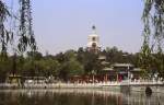 Beihai Park mit Jadeinsel und Pagode IX in Peking.