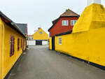 Eine Gasse in Gudhjem an der Nordkste von Bornholm.