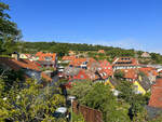 Blick auf Gudhjem vom Hgel bei der Kirche von Gudhjem (Insel Bornholm).