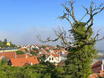 Blick auf Gudhjem vom Hgel bei der Kirche von Gudhjem (Insel Bornholm).