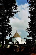 Die Nylarskirke, eine der vier Bornholmer Rundkirchen (Aug.