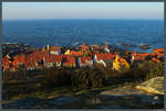 Blick vom Hausberg Bokul auf Gudhjem an der Nordkste Bornholms.