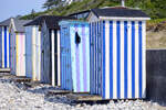 Badehuser am Strand vor Rgeleje in Nordseeland.