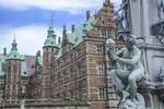 Blick vom ueren Schlosshof auf Schloss Frederiksborg in Hillerd.