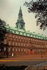 Kopenhagen, Regierungssitz Schlo Christiansborg im Stadtzentrum, mit dem 106m hohen Turm, Scan von einem 1985 aufgenommenen Dia, Mrz 2012