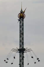 Das 80 Meter hohe Kettenkarusselles Starflyer ist eine der Attraktionen im weltbekannten Vergngungs- und Erholungspark Tivoli in der Innenstadt von Kopenhagen.