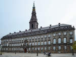 Das Schloss Christiansborg im Zentrum von Kopenhagen beherbergt die Spitzen der drei Staatsgewalten des Knigreichs Dnemark.