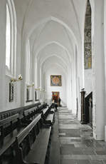 Der Dom zu Aarhus beherbergt mehrere Kapellen und Grber, vorwiegend im romanischen und barocken Stil, und etliche Denkmler.
