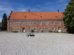 Auning, Wirtschaftshof mit dnischen Landwirtschaftsmuseum im Schloss Gammel Estrup (07.06.2018)