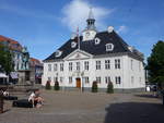 Randers, altes Rathaus und Denkmal fr Niels Ebbesen am Radhustorvet, Rathaus erbaut 1778 (07.06.2018)