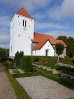 Vium, evangelische Dorfkirche, mittelalterlich, erbaut 1150 aus Granitquadern (20.09.2020)